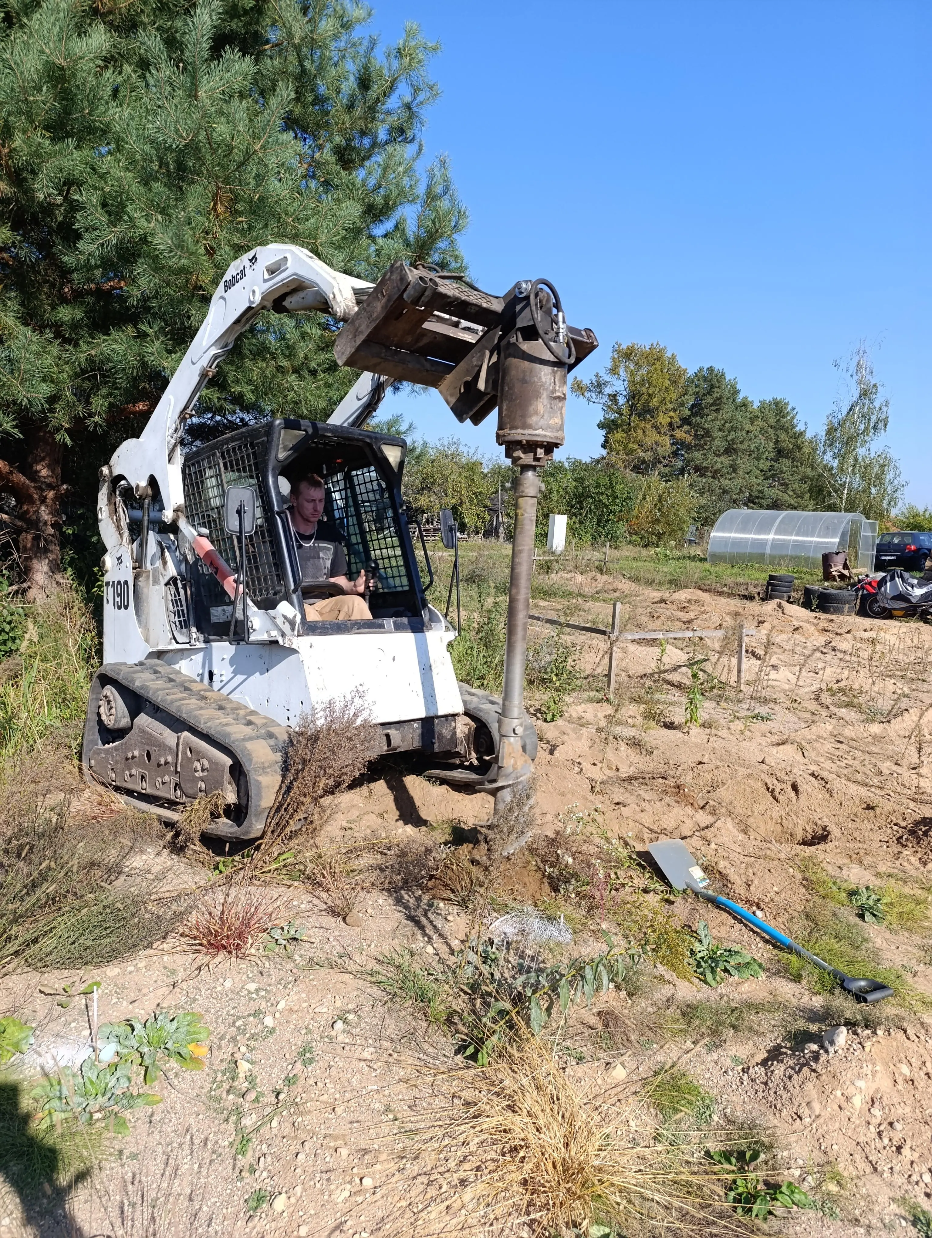 Bobcat su grąžtu nuoma